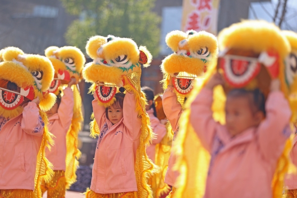 孩子們正在進行舞獅表演。趙勇攝