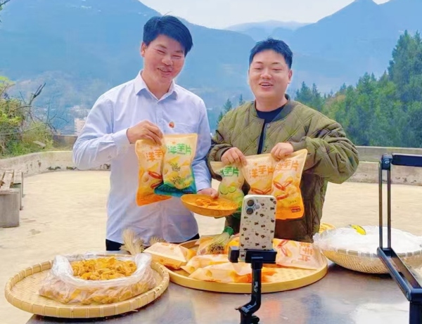 王甫明（左一）正在帶貨直播。巫溪縣人大常委會辦公室供圖