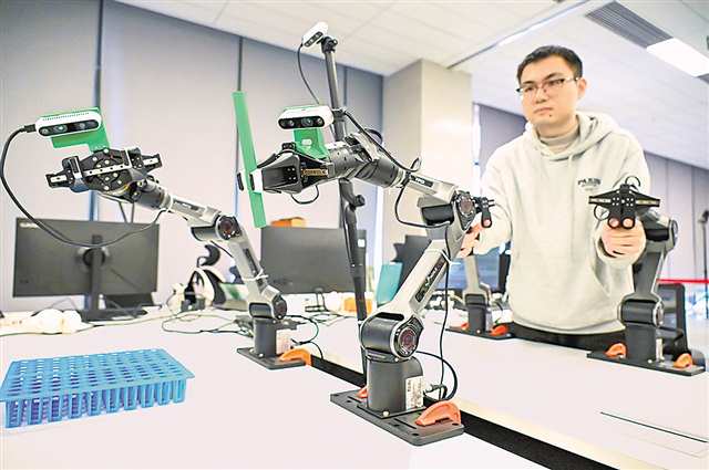 研究人員在展示機(jī)器人遙操。（本報(bào)資料圖片）通訊員 雷鍵 攝\視覺重慶