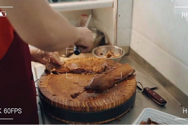 “互聯(lián)網(wǎng)+明廚亮灶+AI”智慧監(jiān)管系統(tǒng)。重慶電信供圖