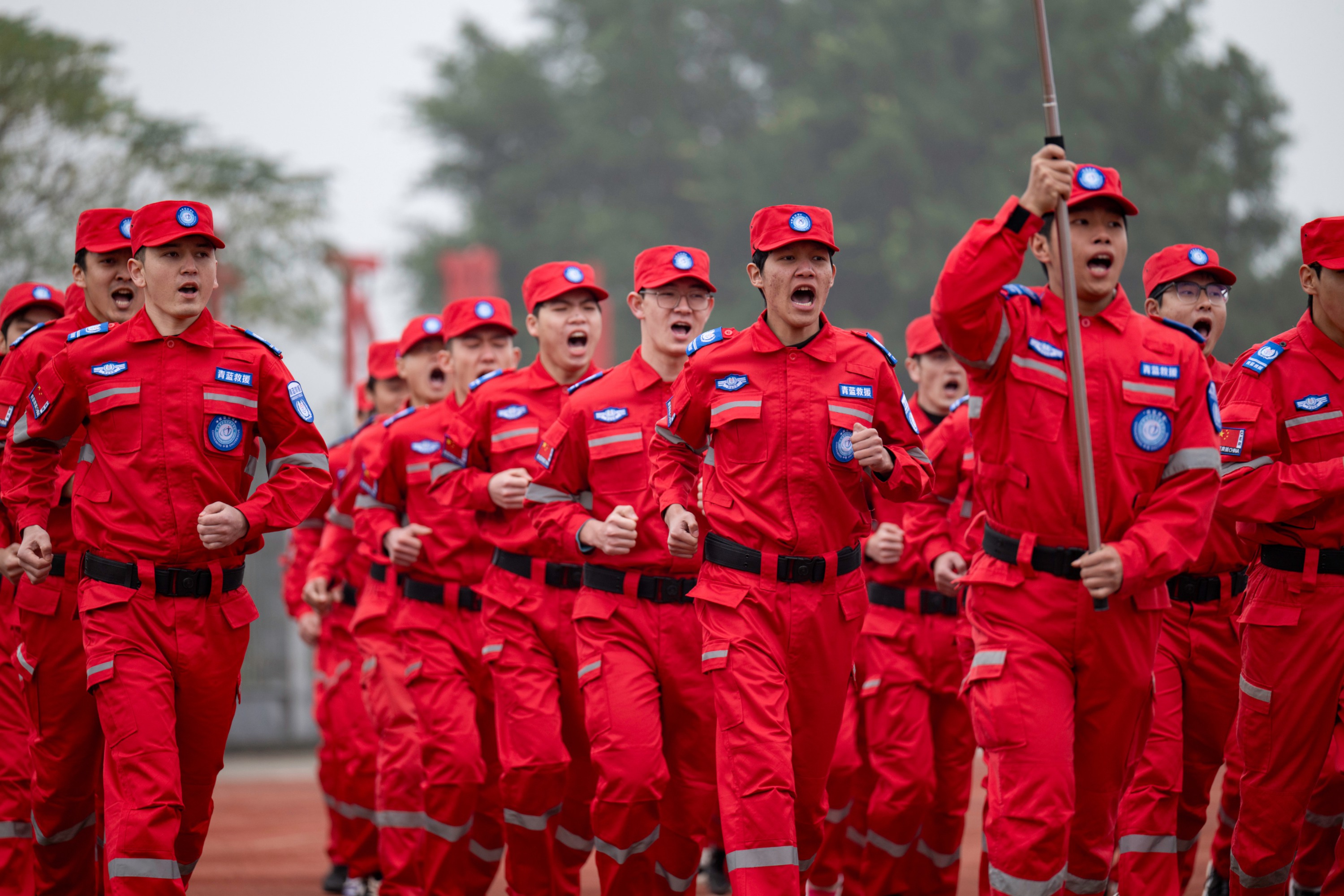 11月25日，2025年重慶應(yīng)急救援大比武大練兵決賽暨“巴渝工匠”杯重慶市第二屆應(yīng)急救援行業(yè)職業(yè)技能競賽開幕式現(xiàn)場。記者 張春曉 攝