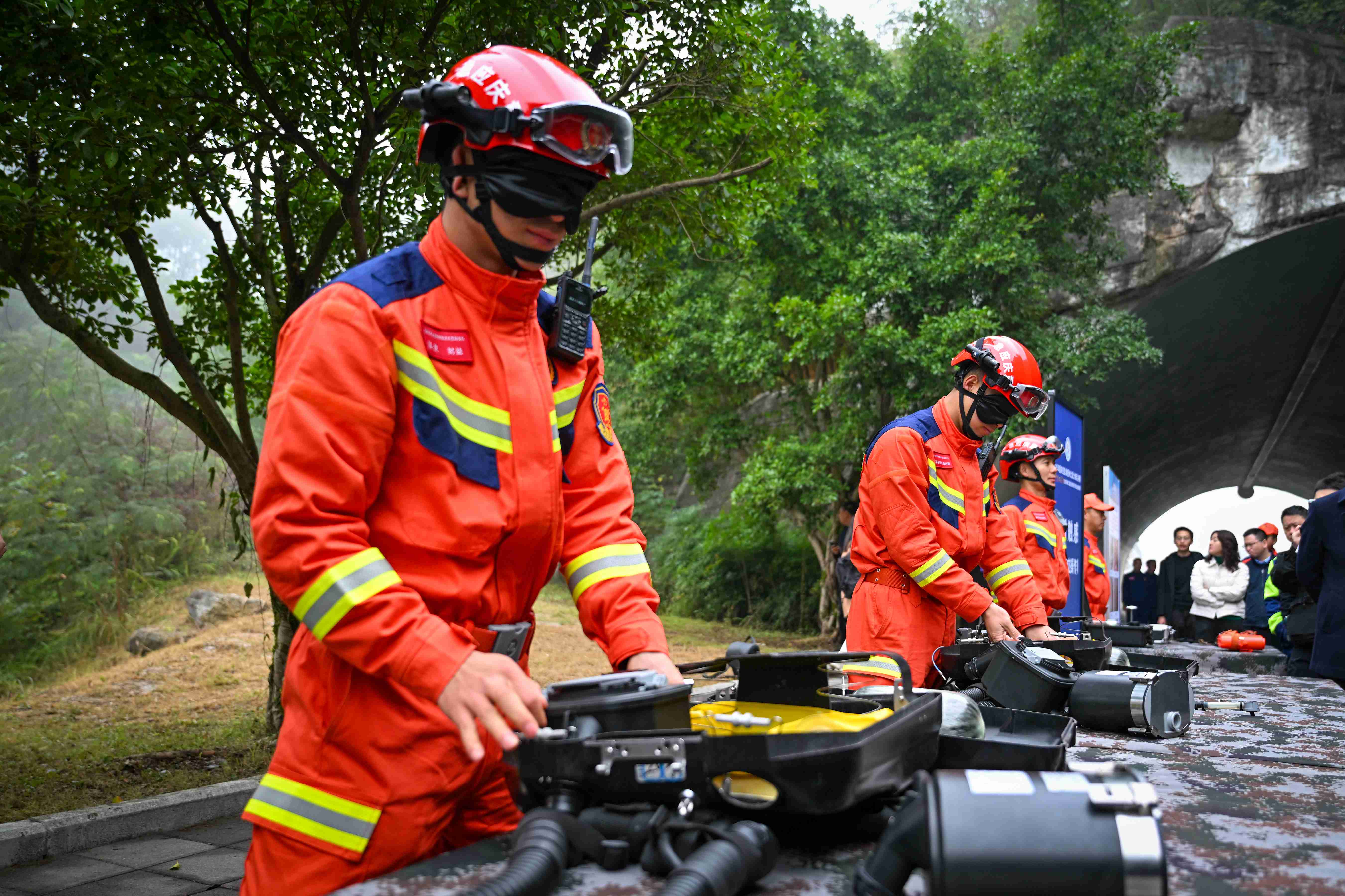 11月25日，2025年重慶應(yīng)急救援大比武大練兵決賽現(xiàn)場，隊員展示蒙眼組裝的氧氣呼吸器。記者 張春曉 攝