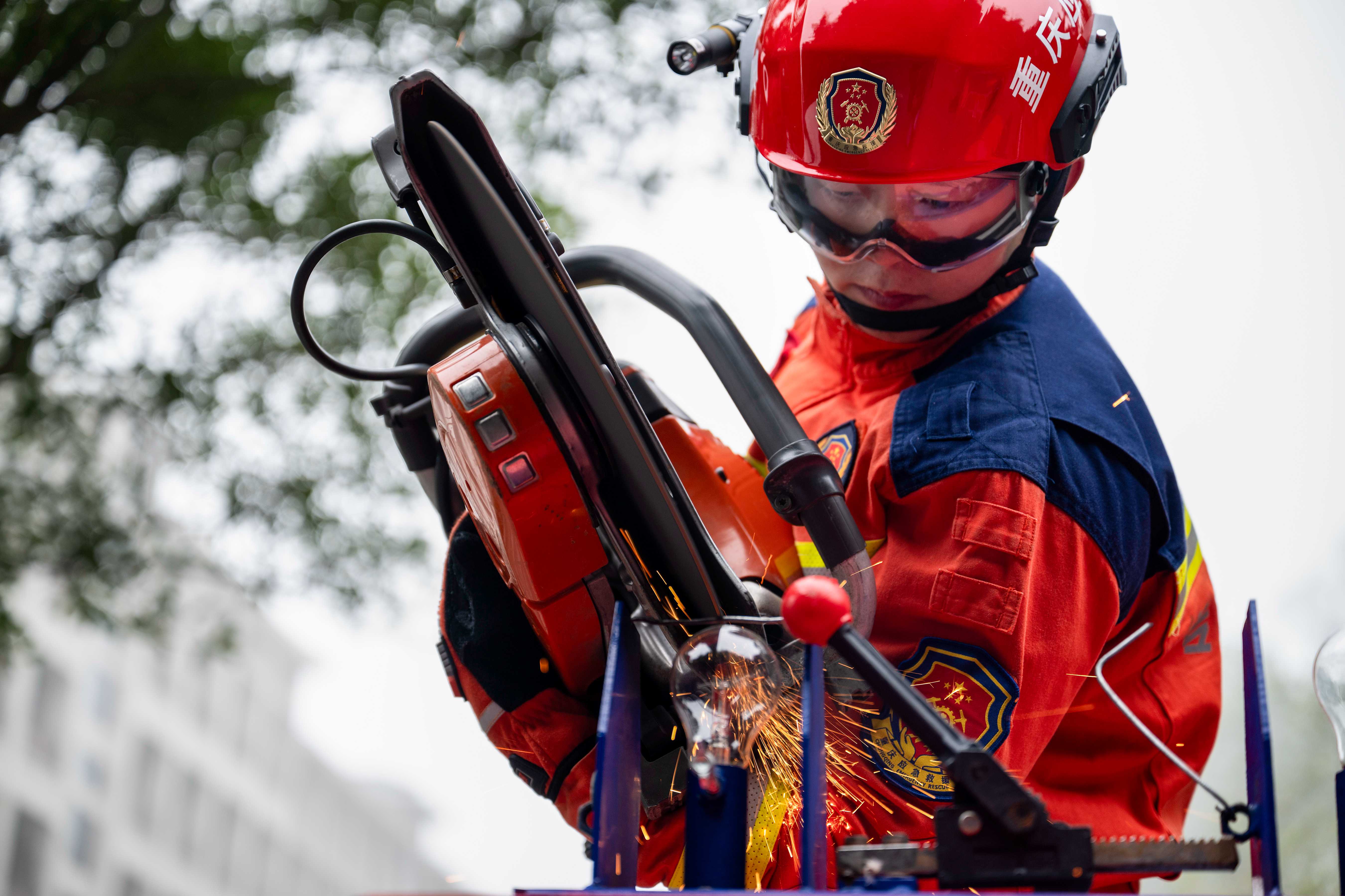 參賽隊員展示無齒鋸精準切割技術(shù)。記者 張春曉 攝