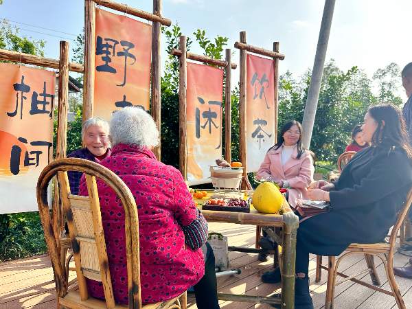 當(dāng)?shù)鼐用衿疯种蟛?。陳俊攝