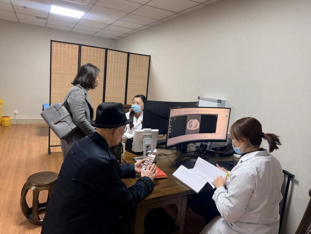 （圖為重慶市中醫(yī)院徐萍利與重醫(yī)附一院楊麗聯(lián)合看診。）