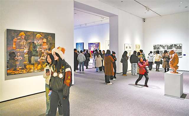 十一月二十六日，觀眾正在參觀全國青年美展。記者 齊嵐森 攝\視覺重慶