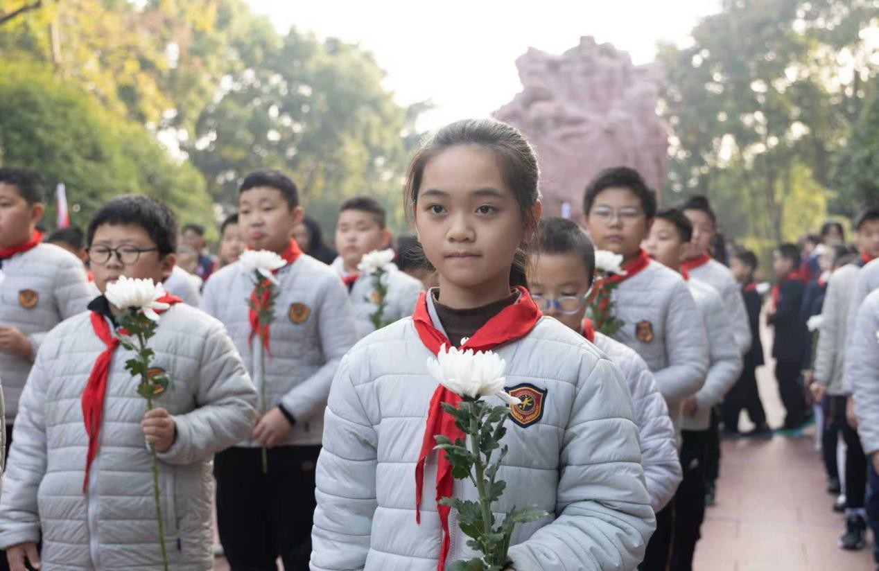 祭掃活動(dòng)現(xiàn)場。重慶紅巖革命歷史文化中心供圖
