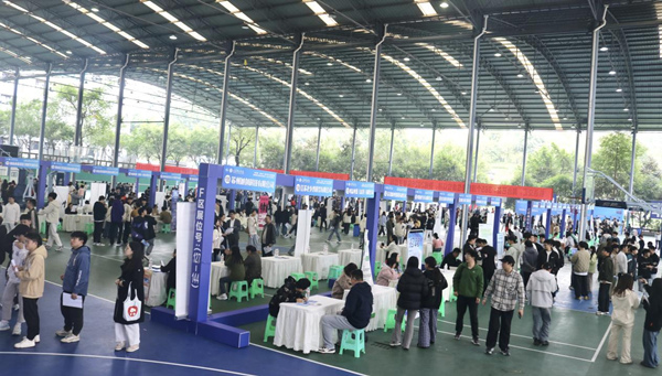 渝快就·創(chuàng)未來——重慶市2026屆普通高校就業(yè)促進(jìn)雙選活動（合川片區(qū)專場）暨高校畢業(yè)生等青年留渝來渝就業(yè)創(chuàng)業(yè)對接服務(wù)活動。重慶市學(xué)生就創(chuàng)中心供圖