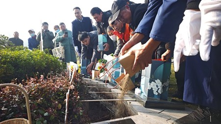 秋季公益節(jié)地生態(tài)安葬儀式。何滕攝
