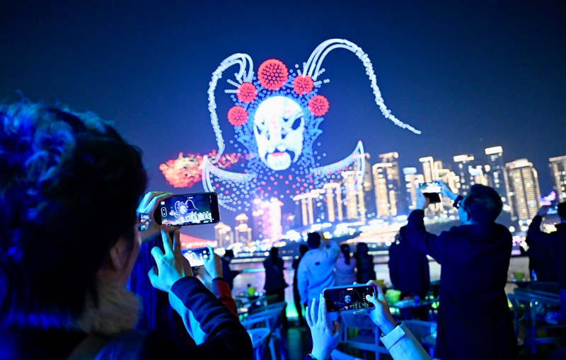 11月27日晚，“新韻重慶”無人機燈光秀亞洲文化遺產(chǎn)主題專場表演舉行，圖為現(xiàn)場展示的“巴渝絕活”。記者 齊嵐森 攝