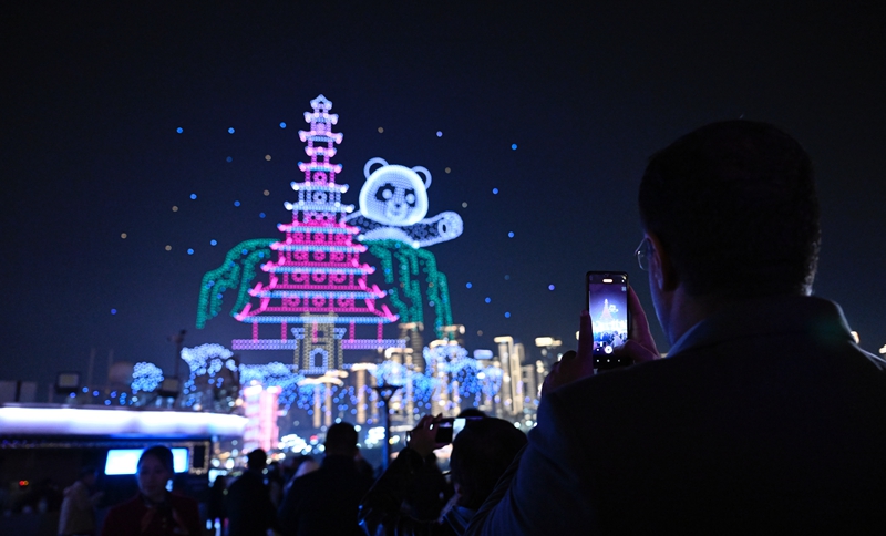 11月27日晚，“新韻重慶”無人機燈光秀亞洲文化遺產(chǎn)主題專場表演舉行，嘉賓紛紛拿起手機記錄下精彩瞬間。記者 齊嵐森 攝