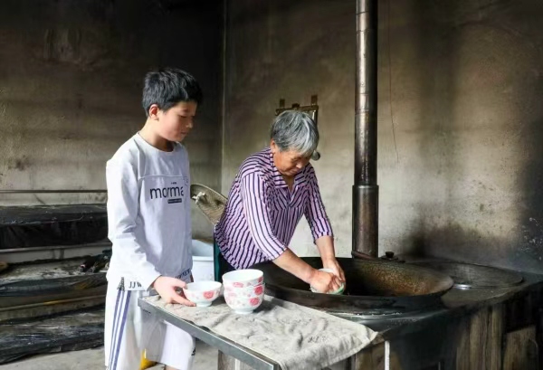 楊光輝做家務(wù)。巫溪縣融媒體中心供圖