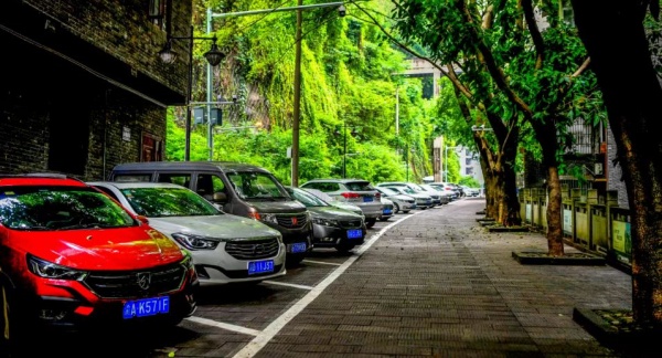 鵝公巖社區(qū)鶴皋村3棟老樓車輛有序停放。周邦靜攝