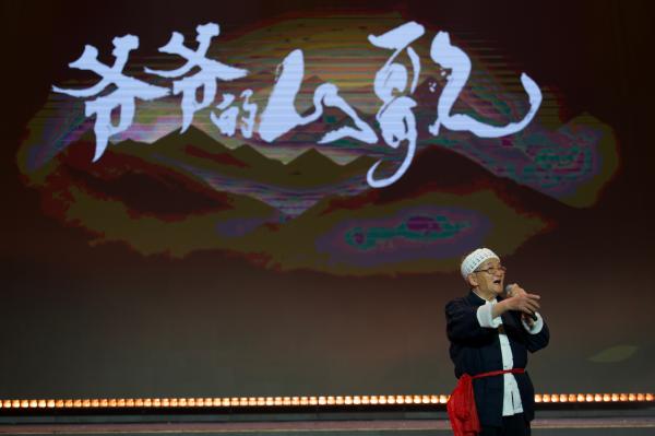 《爺爺?shù)纳礁琛纷哌M校園開唱。重慶文化藝術(shù)職業(yè)學院供圖