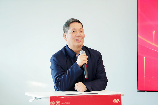 中國(guó)工程院院士楊春和講話。重慶大學(xué)供圖