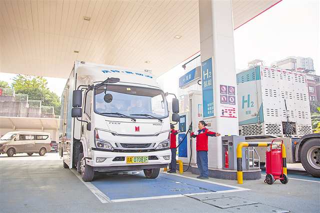 　近日，位于重慶市九龍坡區(qū)的半山環(huán)道“氣氫電服”綜合加能站獲得國家實用新型專利認證以及重慶首臺套重大技術(shù)裝備認證。這標志著全球首座成功應用45兆帕高壓儲氫井技術(shù)的加氫站正式在渝誕生。（受訪者供圖）