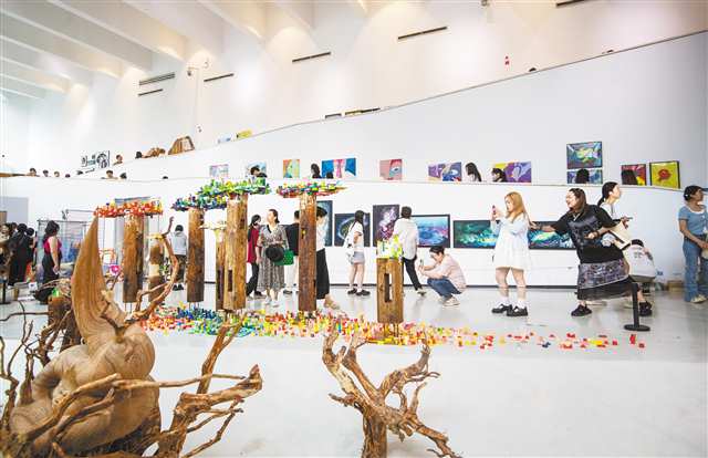 四川美術(shù)學(xué)院虎溪校區(qū)，川美“開放的六月”2025年畢業(yè)生作品展人氣火爆，眾多市民前來觀展。（本報資料圖片）記者 鄭宇 攝/視覺重慶