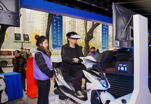 市民在交通安全模擬駕駛體驗(yàn)區(qū)體驗(yàn)。重慶市公安局交管總隊(duì)供圖