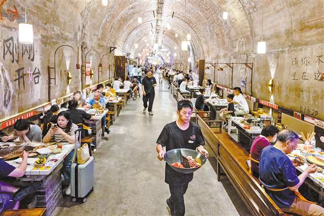 地下之城老火鍋受到熱捧。（本報(bào)資料圖片）記者 張錦輝 攝\視覺重慶