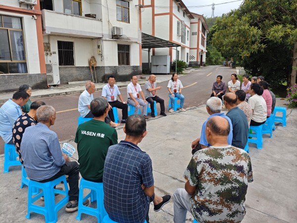 人大代表召開院壩會和村民們面對面交流。周麗婭攝