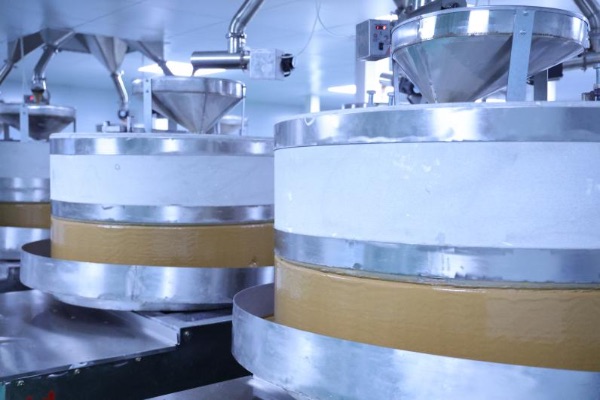 正庭香高香麻醬石磨低溫研磨留香工藝。正庭香供圖