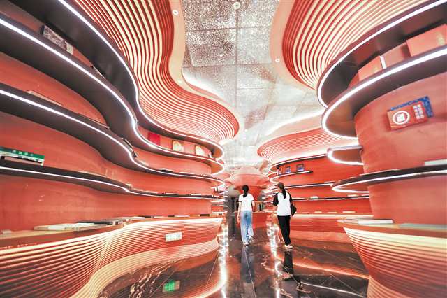 豐都縣圖書館，市民步入圖書大廳。（資料圖片）特約攝影 鐘志兵\視覺重慶