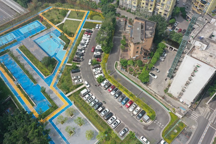 九龍坡區(qū)萬象城、楊家坪商圈周邊優(yōu)化交通組織，建立微型停車場(chǎng)，緩解停車難問題。 警方供圖