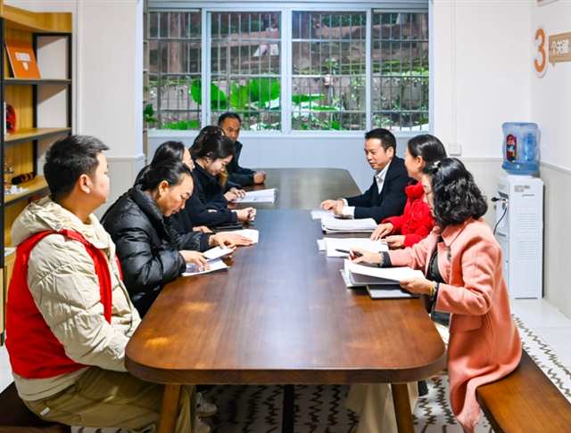 12月2日，綦江區(qū)文龍街道千山美林小區(qū)，“綦理家·五員共治”的“班子成員”正在開會。記者 齊嵐森 攝/視覺重慶