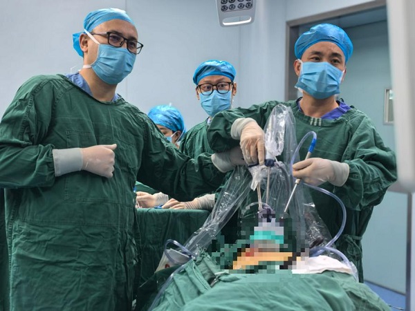 渝哈攜手成功完成新疆東疆地區(qū)首例單孔腹腔鏡腎臟疾病手術(shù)