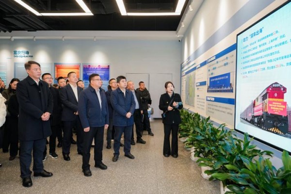 參觀陸海新通道運營有限公司。沙坪壩區(qū)總工會供圖