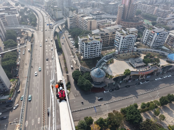 工作人員開展專項維護。吳宣言攝