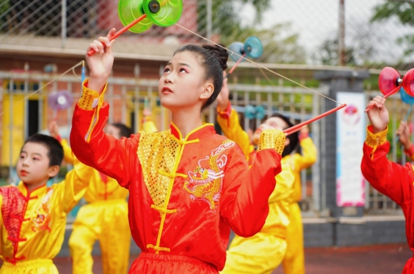 特色美育項目集中體驗區(qū)空竹在同學手中翻飛。永川區(qū)委宣傳部供圖