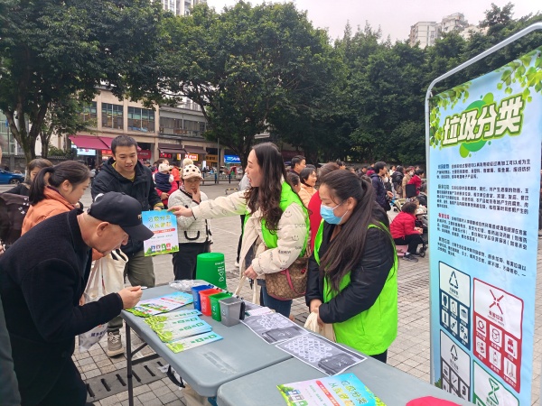 居民正在參與放垃圾分類趣味游戲。龍山街道供圖