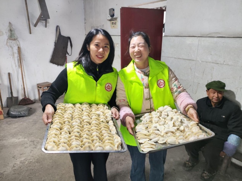 武愛社工們?yōu)猷l(xiāng)村獨(dú)居老人舉辦集體生日。武隆區(qū)社工部供圖