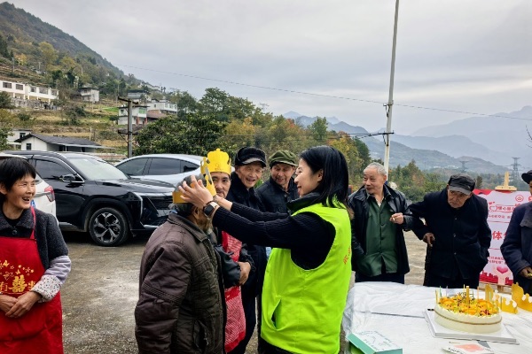 武愛社工們?yōu)猷l(xiāng)村獨(dú)居老人舉辦集體生日。武隆區(qū)社工部供圖