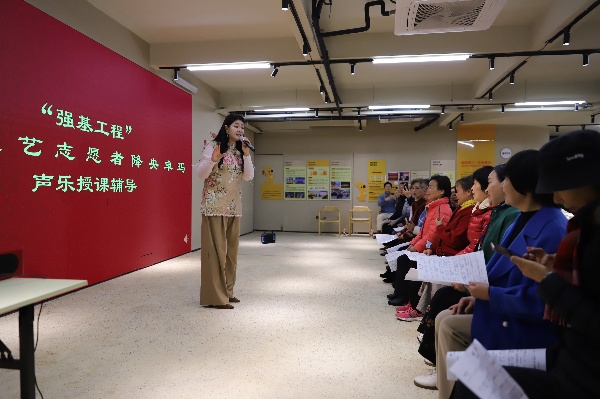 面對面教授老百姓聲樂技巧。沙坪壩區(qū)融媒體中心供圖