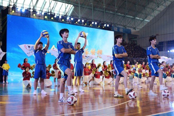 2025年12月6日，綦江區(qū)體育館，精彩的球類表演節(jié)目。記者 李雨恒 攝