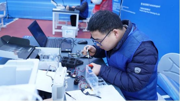 選手比賽中。重慶能源工業(yè)技師學(xué)院供圖