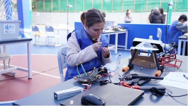 選手比賽中。重慶能源工業(yè)技師學(xué)院供圖