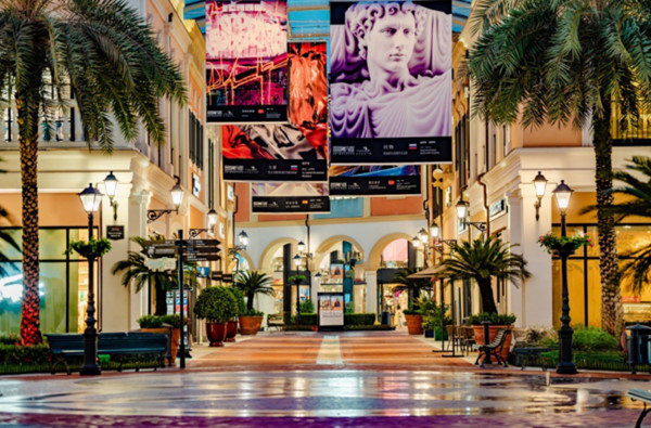 歷屆重慶國際光影藝術(shù)節(jié)佳作精選展。重慶佛羅倫薩小鎮(zhèn)供圖