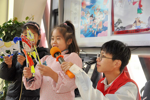 小朋友分組進(jìn)行皮影戲表演。西南大學(xué)供圖