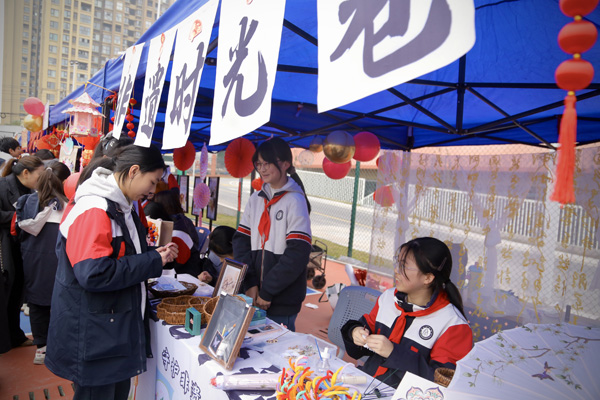 非遺手工制品攤位。唐文蕤攝