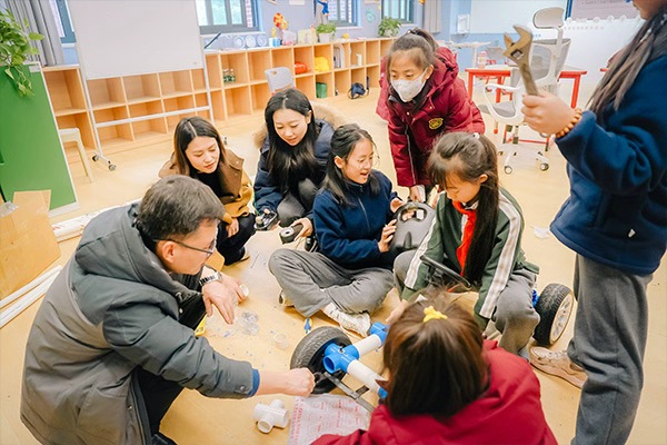 動手制作可載人的原型車輛。向詩佳攝