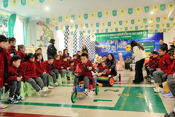 學(xué)生在成果發(fā)布會現(xiàn)場進行載人演示。向詩佳攝