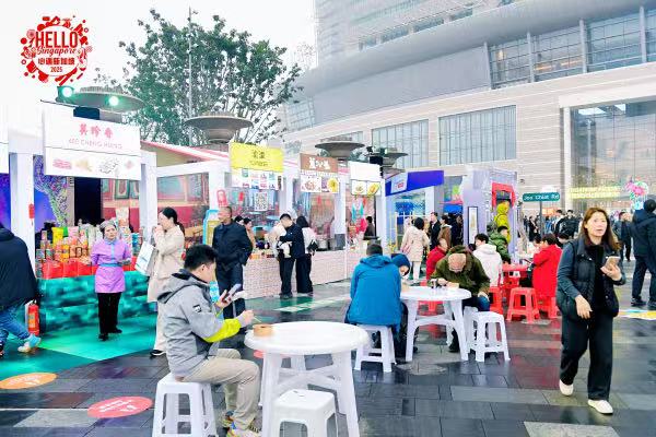 市民游客在集市體驗新加坡美食。主辦方供圖