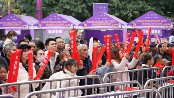 觀眾現(xiàn)場加油助威。主辦方供圖