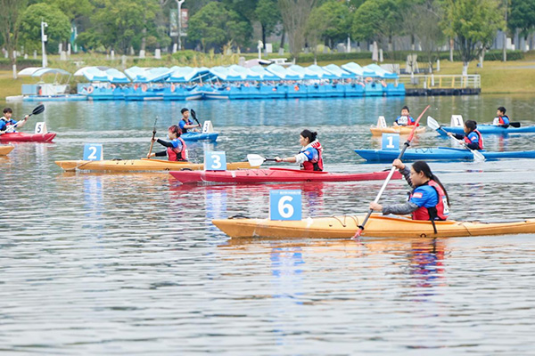 比賽開始。紅帽子皮劃艇俱樂部供圖