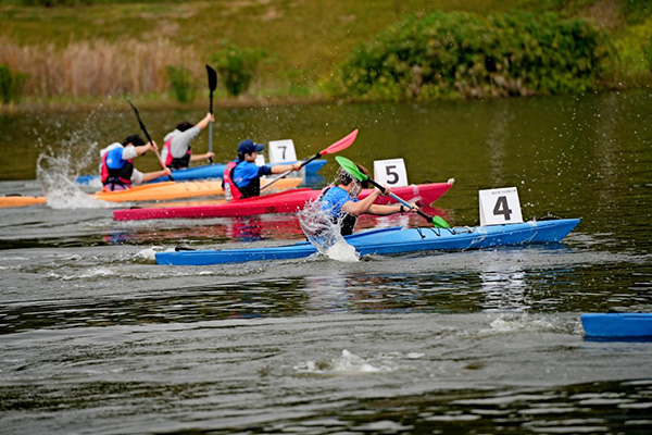 選手們比賽進行中。紅帽子皮劃艇俱樂部供圖