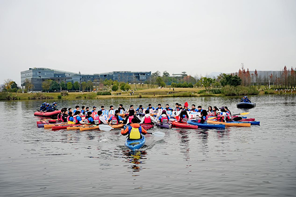 皮劃艇比賽現(xiàn)場。紅帽子皮劃艇俱樂部供圖