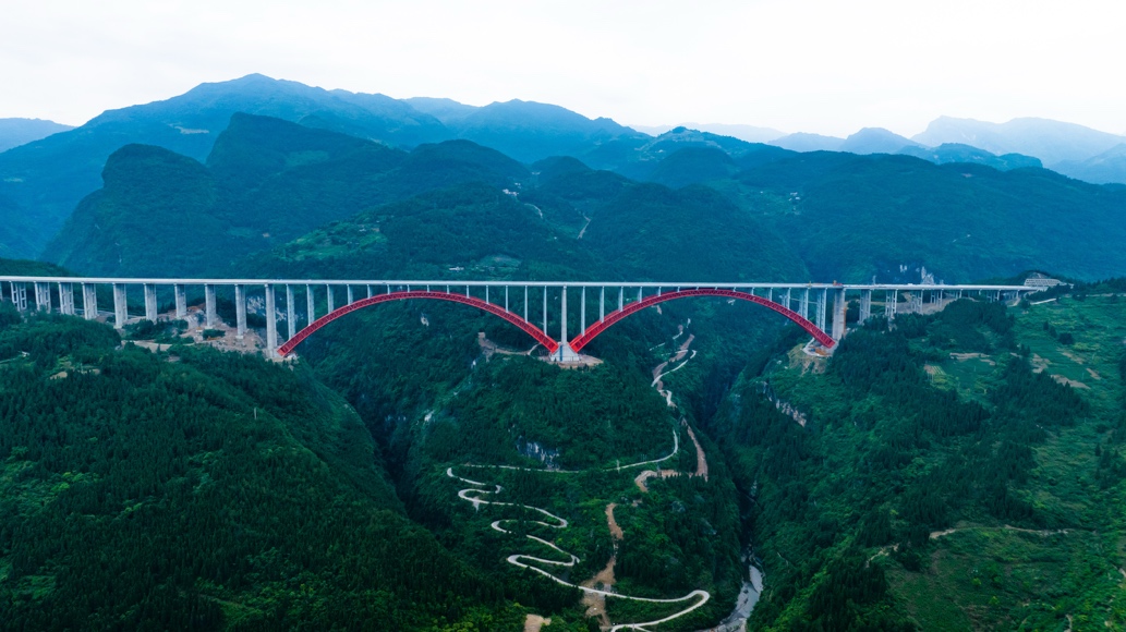 渝湘復(fù)線高速雙堡特大橋。重慶高速集團供圖